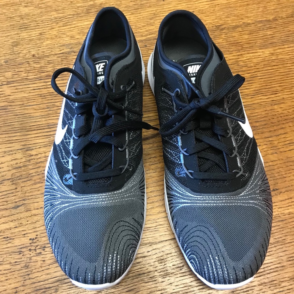 Nike women’s flex adapt training shoe size 8